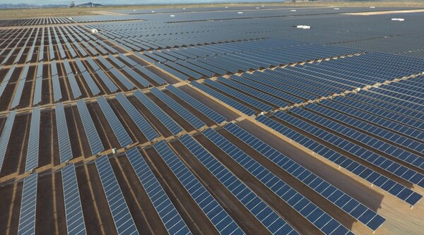 미국 애리조나주에 설치된 HD현대에너지솔루션의 고출력 태양광 모듈 / HD현대에너지솔루션 제공