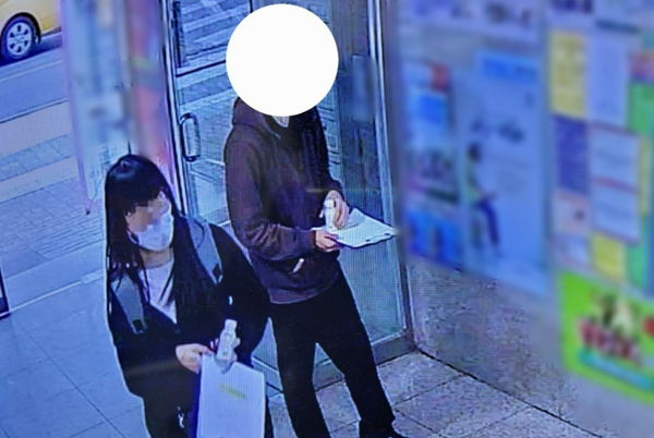 강남 학원가에서 마약이 든 음료를 나눠주고 있는 용의자들 / 연합뉴스
