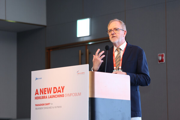 게리 돌란(Gerry Dolan) 영국 세인트토머스종합병원 교수가 JW중외제약 A형 혈우병 치료제 ‘헴리브라’ 론칭 심포지엄에서 강연하고 있다. /JW중외제약 제공