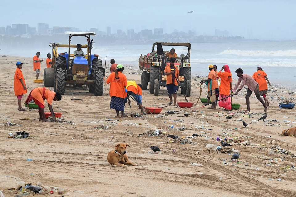 5일(현지시간) 인도 뭄바이의 주후 해변에서 시민 노동자들이 해변으로 밀려온 플라스틱 쓰레기와 쓰레기를 치우고 있다. / 연합뉴스 