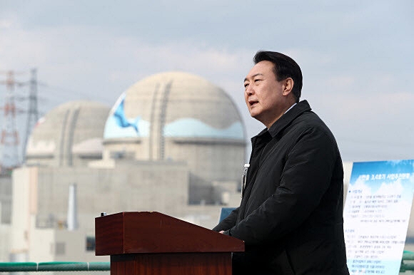 윤석열 대통령이 지난해 12월 29일 당시 대선후보 신분으로 경북 울진군 신한울 3·4호기 건설중단 현장을 방문해 '케이(K)-원전 발전공약'을 발표하고 있는 모습. / 연합뉴스