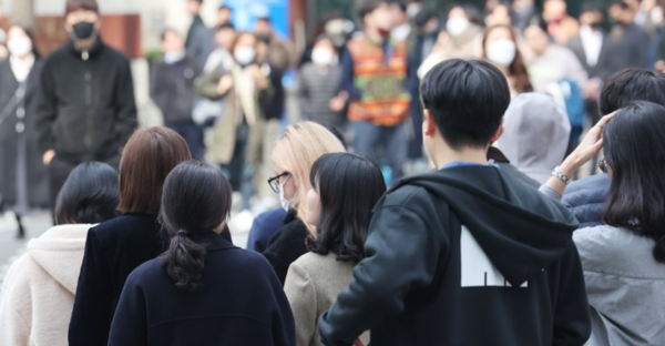 서울 도심에서 직장인들이 점심식사를 위해 이동하고 있다. /연합뉴스