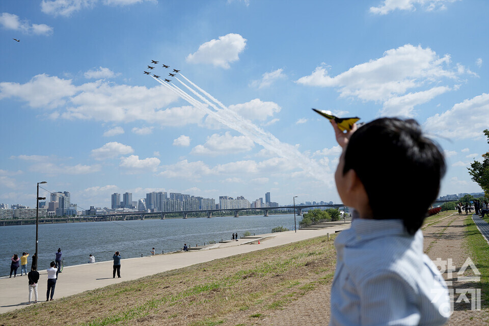 대한민국공군특수비행팀 블랙이글스 편대가 21일 오후 서울 영등포구 여의도 일대 상공에서 K-밀리터리 페스티벌 사전훈련을 하고 있다. 국군의 날 기념 블랙이글스 축하 비행은 다음 달 3일 오전 11시 40분과 오후 4시 40분에 각각 10분간 진행된다. /김근현 기자 khkim@sporbiz.co.kr