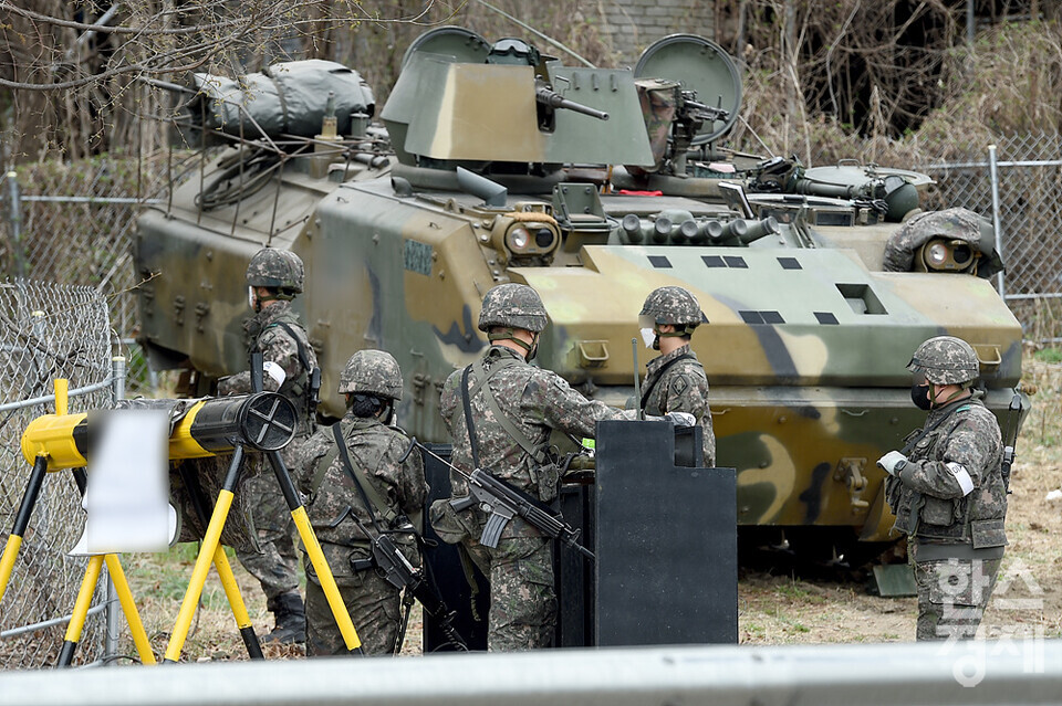 북한 최대 명절 태양절(김일성 생일)을 하루 앞둔 14일 오후 접경지역인 경기도 포천시 일대에서 우리 군이 장갑차를 국도에 배치해 훈련하고 있다.한편, 한미는 지난 12일부터 태양절인 15일까지 한미연합훈련의 사전훈련격인 위기관리참모훈련(CMST)를 진행 중이다./포천=김근현 기자