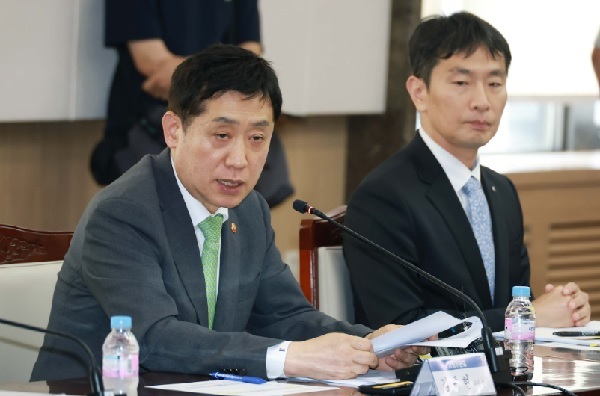 김주현 금융위원장은 17일 오후 서울 종로구 정부서울청사에서 개최한 제8차 금융규제혁신회의에서 금융회사 해외진출 활성화를 위한 규제개선 방안, 상호저축은행 대주주변경·합병 인가기준 개정, 금융규제혁신 추진 현황 등에 대해 논의했다. /금융위원회 제공