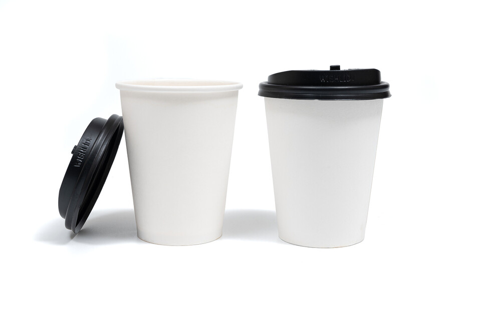 피치 못하게 일회용컵을 사용해야 하는 상황에서는 컵의 뚜껑과 플라스틱 빨대만 사용하지 않아도 조금이나마 플라스틱 쓰레기를 줄이는데 도움이 된다. 