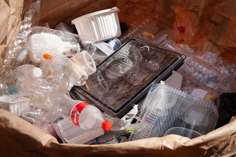 음료 제품 중 플라스틱 용기 대신 유리병에 담긴 제품을 사는 것도 플라스틱 줄이기에 도움이 된다. 페트병에 든 생수를 구매하는 대신 집에서 물을 끓여 마시는 것도 플라스틱을 줄이는 방법이다. 