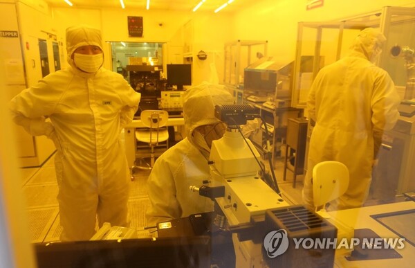 지난달 1일 대전 한국전자통신연구원(ETRI) 반도체 실험실 모습. /연합뉴스