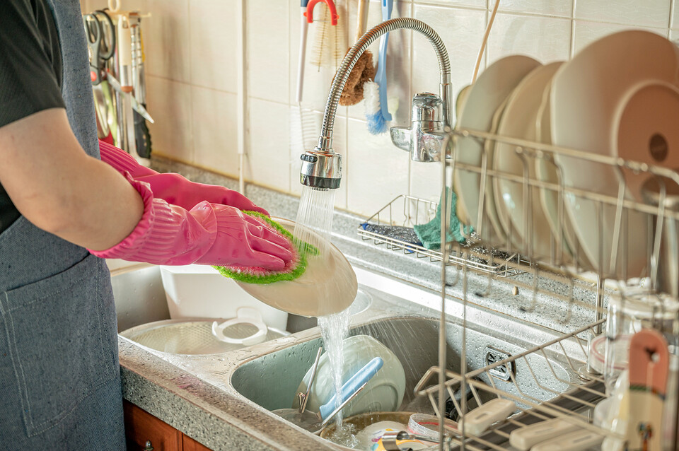 보통 물을 튼 채로 설거지를 하면 100L의 물을 소모하는 것으로 알려져 있다. 설거지통에 물을 받아 놓고 설거지를 하면 5분의 1인 20L의 물로 설거지를 할 수 있다. 