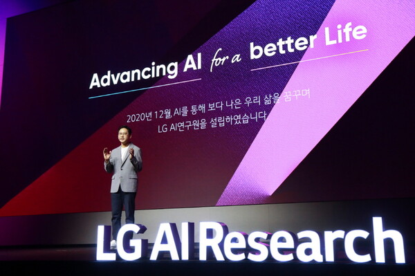 배경훈 LG AI연구원장이 지난 19일 서울 강서구 마곡 LG사이언스파크 컨버전스홀에서 ‘LG AI 토크 콘서트 2023’을 열고 초거대 멀티모달(Multimodal) AI ‘엑사원(EXAONE) 2.0’을 설명하고 있다. / LG 제공