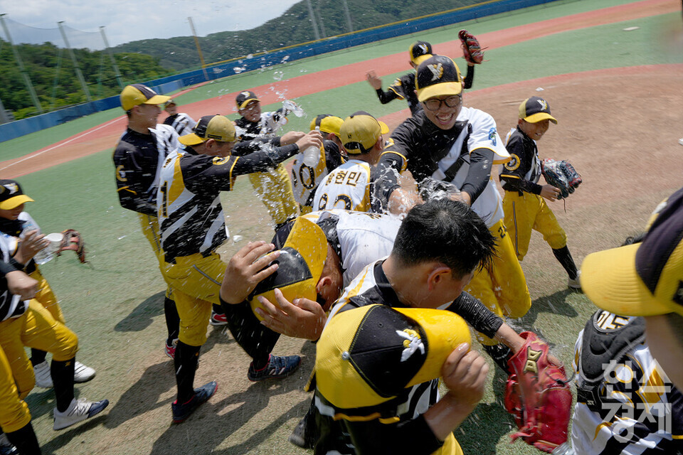 제6회 한국컵 신한드림배 전국유소년 야구대회 결승 경기에서 남양주 야놀팀 선수들이 꿈나무리그 청룡을 우승하고 세리머니를 하고 있다. /김근현 기자