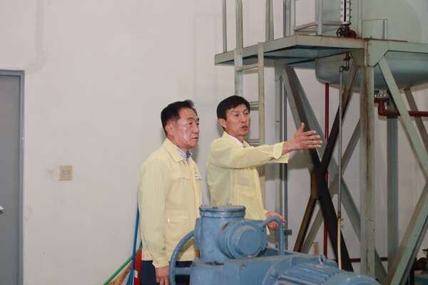  정장선 평택시장이 23일 호우특보 대비 방재시설물 현장점검에 나섰다./ 평택시 제공