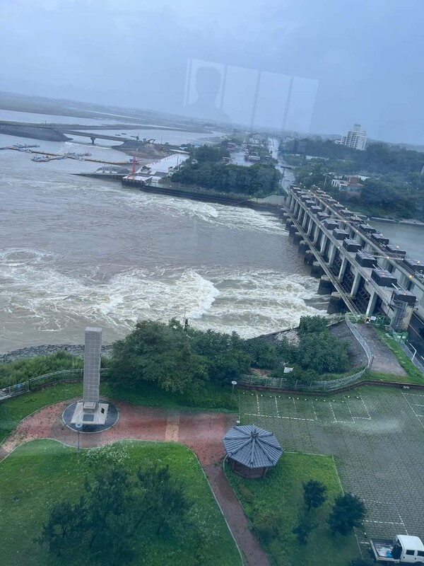 아산만 방조제 모습. 정장선 시장은 SNS에 지난 2002년 김대중대통령 재임시기에 대홍수가 발생해 진행한 4대강 정비 사업에 평택을 흐르는 두강도 포함시켜 달라는 본인의 요청이 받아들여졌음을 상기했다./ 정장선 시장 SNS 사진 캡쳐