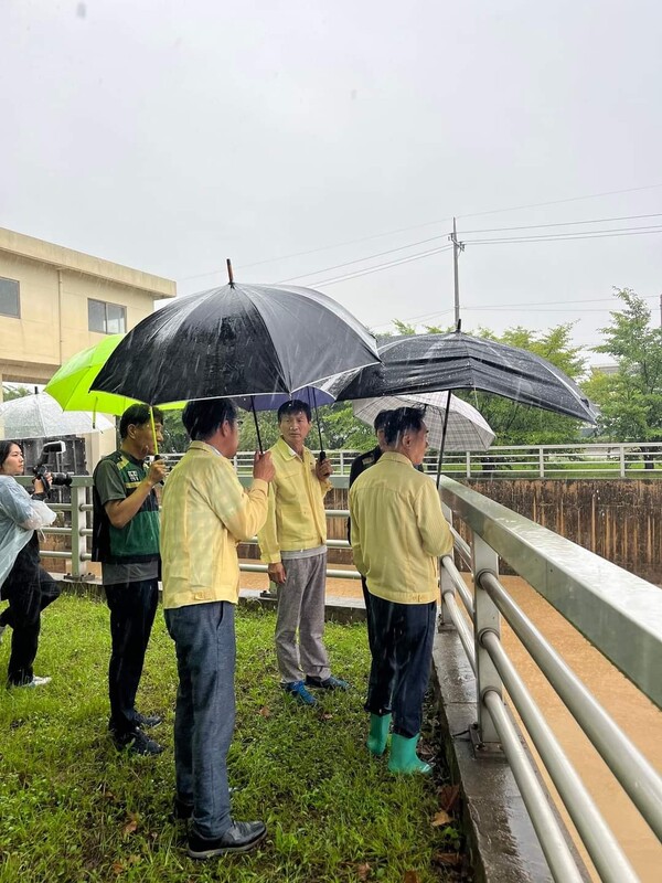 포승배수펌프장을 둘러보고 있는 정장선 시장과 유승영 의장./ 정장선 시장 SNS 사진 캡쳐