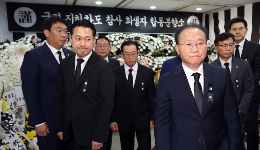 윤재옥 국민의힘 원내대표가 23일 오송 지하차도 침수 사고 희생자 합동분향소에서 조문하고 있다. / 연합뉴스