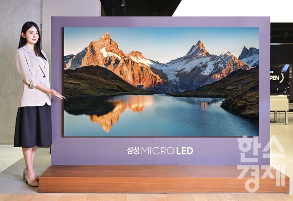 삼성전자 모델이 서울 소공동에 위치한 삼성스토어 롯데 본점에서 89형 마이크로 LED 신제품을 소개하고 있다. / 삼성전자