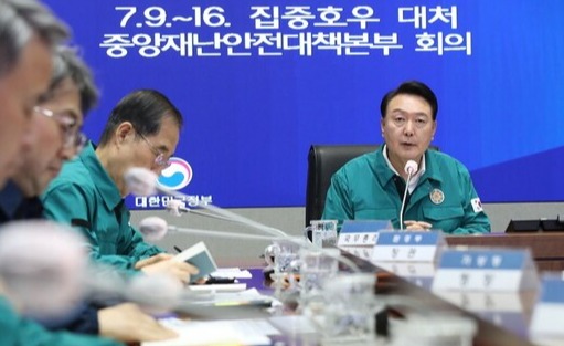 6박 8일간 리투아니아·폴란드·우크라이나 순방을 마치고 귀국한 윤석열 대통령이 지난 17일 오전 정부서울청사에서 열린 집중호우 대처 중앙재난안전대책본부(중대본) 회의를 주재하고 있다. /연합뉴스