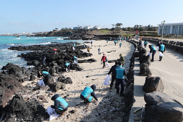 한국마사회가 제주올레와 함께 해양쓰레기 수거 캠페인을 진행 중이다. /한국마사회 제공