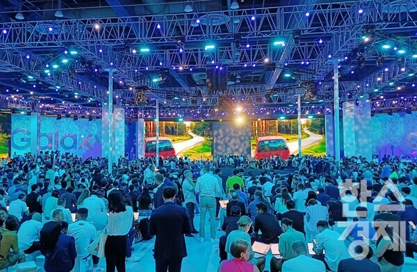 행사 시작 1시간 전인 오후 7시부터 행사장은 갤럭시 언팩을 보기 위한 인파로 가득했다. / 조나리 기자