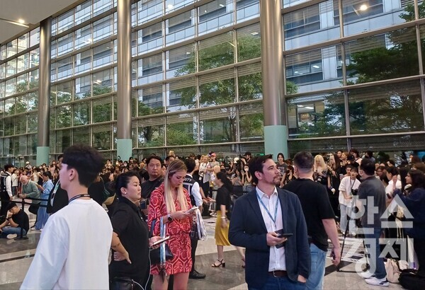 K-POP 스타와 인플루언서를 보기 위해 행사장 밖에서 기다리고 있는 팬들과 취재진들. / 조나리 기자 