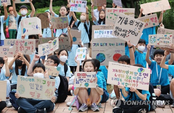 기후위기 극복 캠페인을 하며 구호를 외치고 있는 초등학생들 모습.(사진=연합)