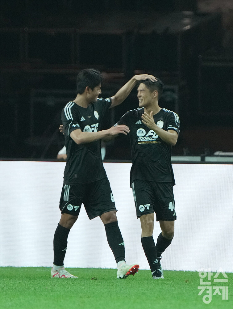 27일 오후 서울월드컵경기장에서 '쿠팡플레이 시리즈' 1차전 팀K리그 대 아틀레티코 마드리드의 경기가 펼쳐졌다. 후반 팀 K리그 이순민 선수(오른쪽)가 결승골을 넣은 후 설영우 선수의 축하를 받고 있다.  /최대성 기자 dpdaesung@sporbiz.co.kr 2023.07.27.