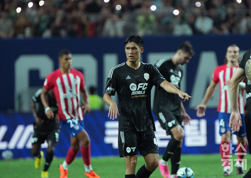 27일 오후 서울월드컵경기장에서 '쿠팡플레이 시리즈' 1차전 팀K리그 대 아틀레티코 마드리드의 경기가 펼쳐졌다. 후반 팀K리그 이순민 선수(가운데)가 결승골을 넣은 후에도 긴장을 늦추지 않고 있다.  /최대성 기자 dpdaesung@sporbiz.co.kr 2023.07.27.