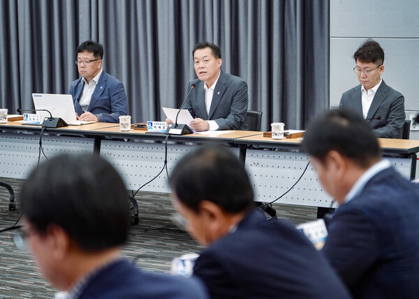 이재준 수원시장은 7월 31일 시청 중회의실에서 열린 ‘8월 중 확대간부회의’에서 “새빛톡톡이 성공해 수원에서 직접민주주의가 실현될 수 있도록 모든 공직자가 힘을 모아 달라”고 당부했다./ 수원특례시 제공