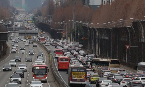 경부고속도로 서울 잠원IC 부근 모습. /연합뉴스