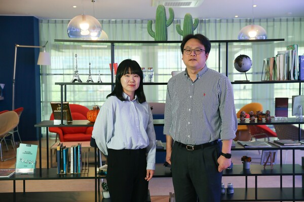 최유리 연구조교수(왼) 류정기 UNIST 교수. / UNIST 제공. 