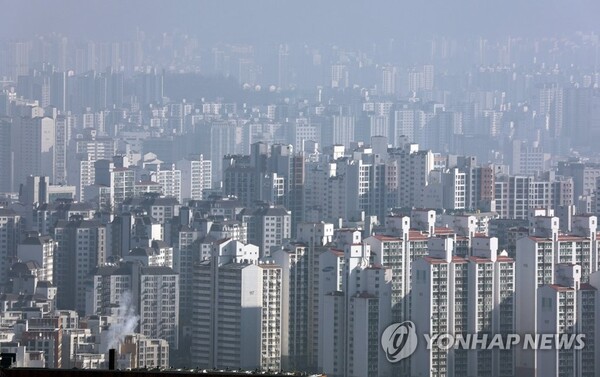 5일 부동산R114에 따르면 지난 4일을 기준으로 서울 아파트 값은 5주 연속 보합세(0.00%)를 기록했으며, 재건축과 일반아파트도 3주째 보합을 유지했다. 사진은 서울 남산에서 바라본 아파트 단지 모습. /연합뉴스