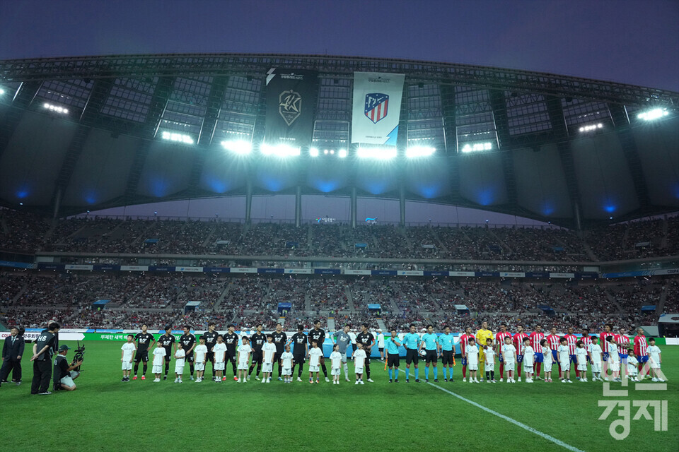 27일 오후 서울월드컵경기장에서 '쿠팡플레이 시리즈' 1차전 팀K리그 대 아틀레티코 마드리드의 경기가 펼쳐졌다. 팀 K리그와 AT마드리드 선수들이 가념촬영을 하고 있다.  /최대성 기자 dpdaesung@sporbiz.co.kr 2023.07.27.