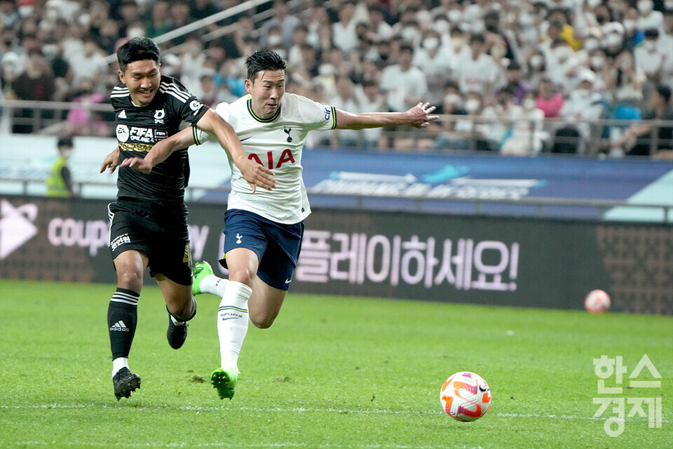 13일 오후 서울 마포구 서울월드컵경기장에서 열린 쿠팡플레이시리즈 1차전 팀 K리그와 토트넘 홋스퍼 경기. 손흥민(오른쪽)이 돌파를 시도하고 있다. /김근현 기자 khkim@sporbiz.co.kr