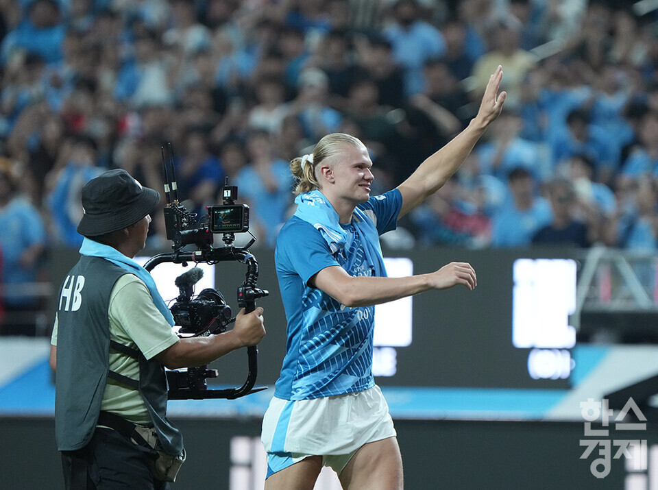 30일 오후 서울월드컵경기장에서 '쿠팡플레이 시리즈' 2차전 맨시티 대 AT마드리드의 경기가 펼쳐졌다. 맨시티 엘링 홀란 선수가 경기 종료 후 팬들에게 인사하고 있다. /최대성 기자 dpdaesung@sporbiz.co.kr 2023.07.30.