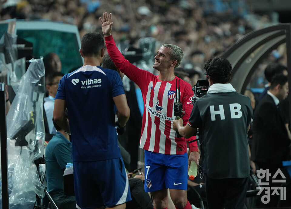 30일 오후 서울월드컵경기장에서 '쿠팡플레이 시리즈' 2차전 맨시티 대 AT마드리드의 경기가 펼쳐졌다. AT마드리드 그리즈만 선수가 교체된 후 팬들에게 인사하고 있다. /최대성 기자 dpdaesung@sporbiz.co.kr 2023.07.30.