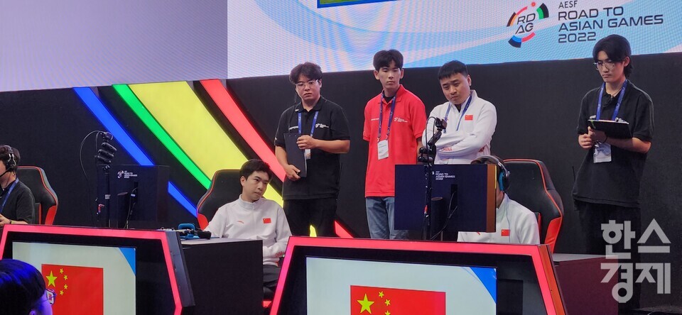 6일 '로드 투 아시안 게임 2022(이하 'RDGA 2022') FIFA 온라인 4 대회 5일차 동아시아조 경기에서 (왼쪽) 중국 대표 위웬 선수가 굳은 얼굴로 GA 선수의 모니터를 바라보는 모습./성은숙 기자