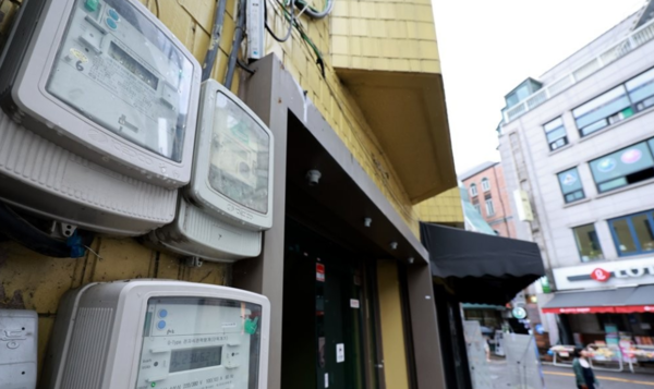 서울 종로구의 한 주상복합상가 외벽에 전력량계가 부착돼 있다./ 연합뉴스 