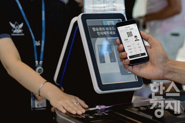 스마트폰 내 PASS앱으로 국내선 비행기를 탈 수 있는 ‘PASS스마트항공권’ 서비스가 7일 시작된다. / SKT 