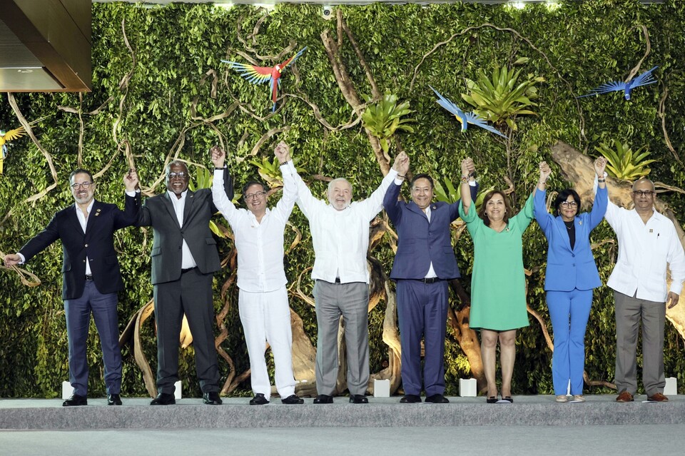 구스타보 만리케 에콰도르 외교장관(왼쪽부터), 마크 필립스 가이아나 총리, 구스타보 페트로 콜롬비아 대통령, 루이스 이나시우 룰라 다시우바 브라질 대통령, 루이스 아르세 볼리비아 대통령, 디나 볼루아르테 페루 대통령, 델시 로드리게스 베네수엘라 부통령, 알버트 람딘 수리남 외교장관이 8일(현지시간) 브라질 벨렝에서 열린 아마존 협력조약기구 정상회의에서 기념 촬영하고 있다. / 연합뉴스 
