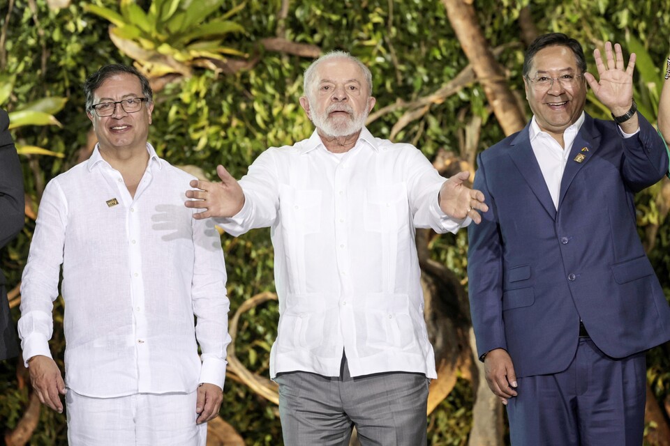 구스타보 페트로 콜롬비아 대통령(왼쪽부터), 루이스 이나시우 룰라 다시우바 브라질 대통령, 루이스 아르세 볼리비아 대통령이 8일(현지시간) 브라질 벨렝에서 열린 아마존 협력조약기구 정상회의에서 인사하고 있다. / 연합뉴스 
