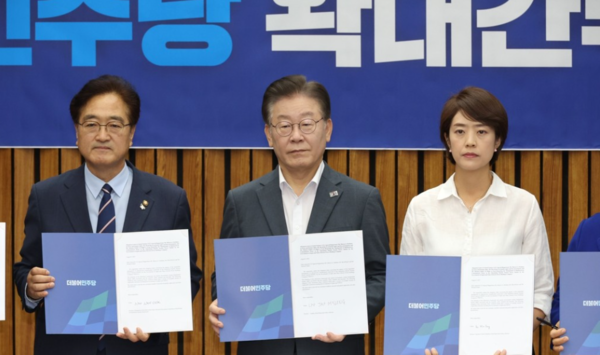 9일 열린 확대간부회의에서 UN인권이사회에 제출할 서명서를 들고 기념촬영하고 있는 더불어민주당 이재명 대표와 고민정 최고위원, 우원식 의원./ 연합뉴스 