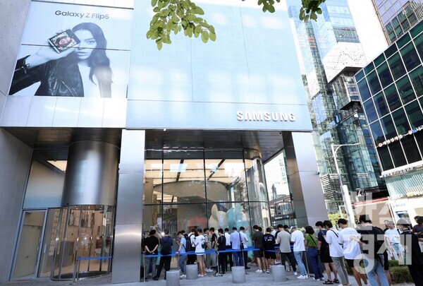 지난 8일 서울 서초구에 위치한 '삼성 강남'에서 '갤럭시 Z 플립5∙폴드5'의 사전 개통을 위해 고객들이 대기 중에 있다. / 삼성전자