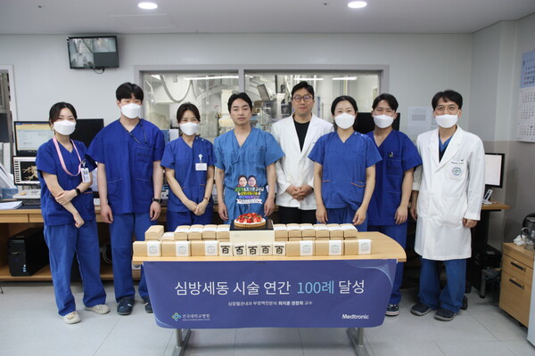 심방세동 시술 연간 100례 달성을 기념하고 있는 의료진들의 모습. /건국대병원 제공
