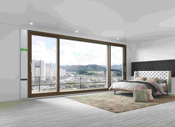 고객들이 LX Z:IN 창호 제품을 살펴보고 있는 모습./ LX하우시스