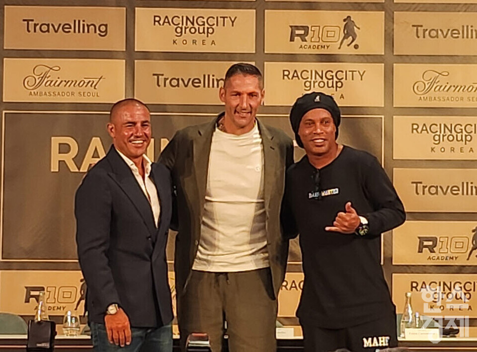 파비오 칸나바로와 마르코 마테라치, 호나우지뉴(왼쪽부터 순서대로)가 포즈를 취하고 있다. /박종민 기자