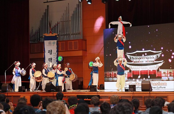 다양한 프로그램으로 구성된 이번 공연은 태권도 시범, 평택농악, 판굿, K-POP, 비보잉 등으로 이루어진 문화 행사로 대원들의 심신을 위로하고자 준비했다./ 정장선 시장 페이스북 사진 캡쳐