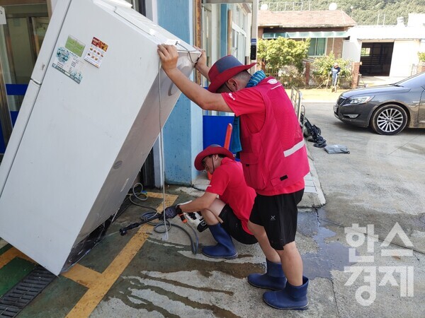 LG전자 서비스 매니저들이 지난 11일 대구광역시 군위군 효령면에서 수해 피해를 본 가구를 찾아 복구 활동을 펼치고 있다. / LG전자