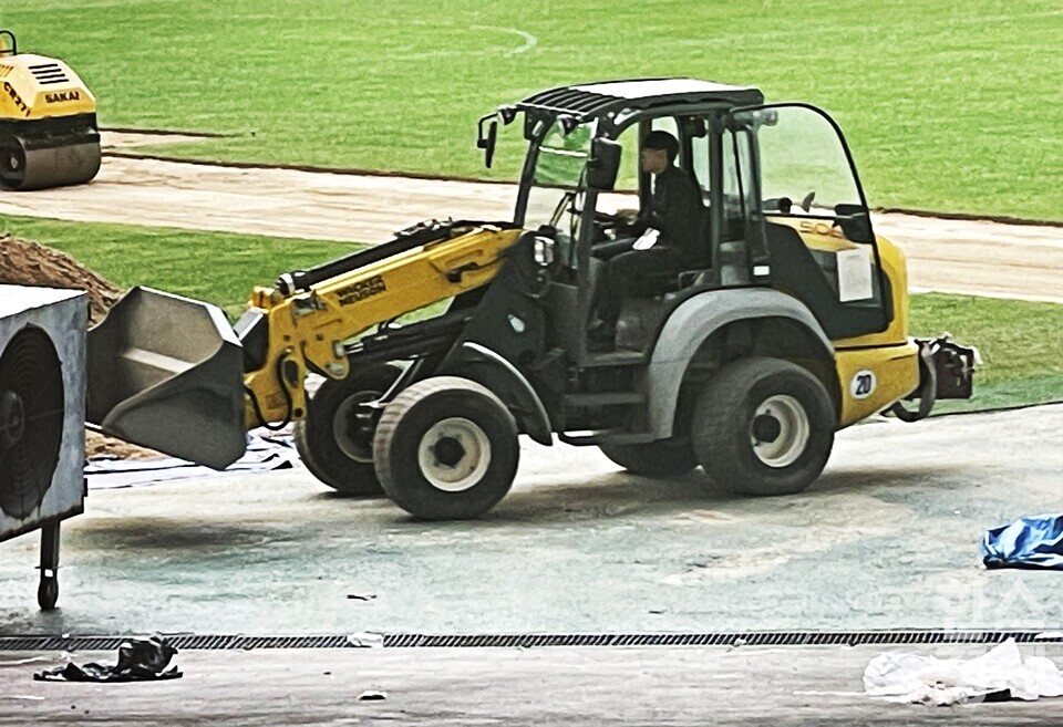 14일 서울월드컵경기장 현장은 잔디 보수 작업이 한창이었다. 중장비가 서울월드컵경기장 잔디 보식을 진행 중인 모습. /강상헌 기자