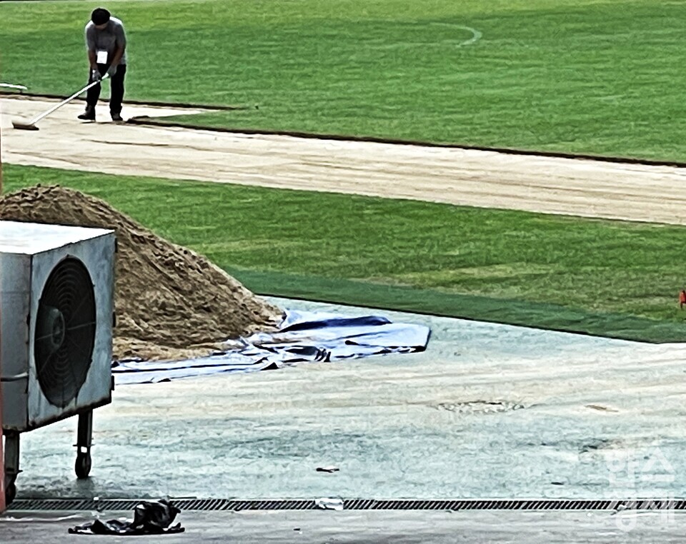 14일 서울월드컵경기장 현장은 잔디 보수 작업이 한창이었다. /강상헌 기자