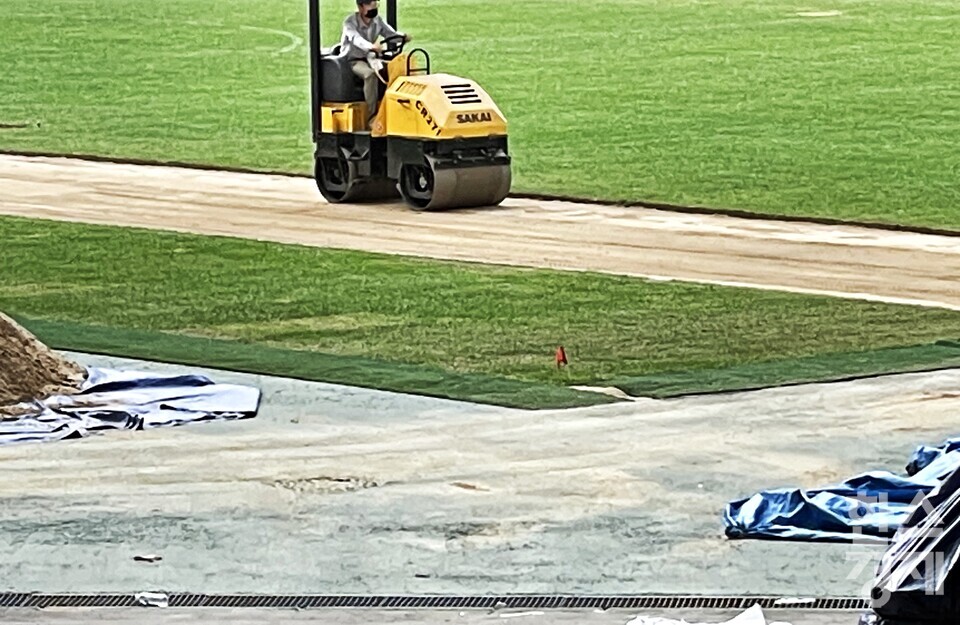 14일 서울월드컵경기장 현장은 잔디 보수 작업이 한창이었다. /강상헌 기자